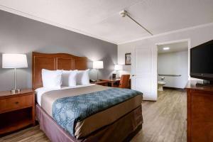 Cama o camas de una habitación en Travelodge by Wyndham Canton-Livonia Area, MI