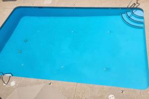 - une grande piscine bleue située au dernier étage dans l'établissement Wingate by Wyndham Greensboro-Coliseum, à Greensboro