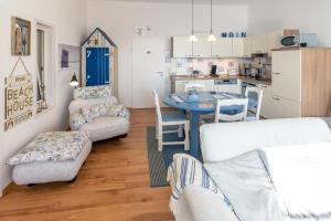 a living room with a table and a kitchen at Friesenbiene in Dornumersiel