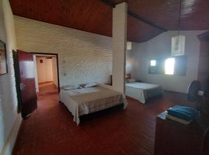 Giường trong phòng chung tại Casa no Porto das Dunas Com Vista pro mar