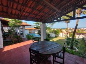 阿基拉斯的住宿－Casa no Porto das Dunas Com Vista pro mar，庭院里设有木桌和椅子。