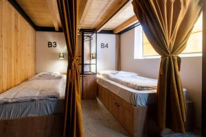 Llit o llits en una habitació de Khada Hostel