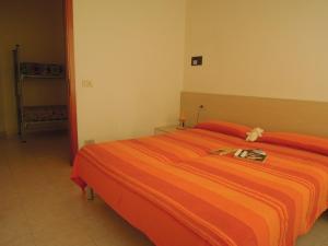 A bed or beds in a room at One bedroom flat with terrace and sea view