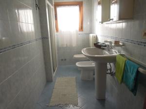 A bathroom at One bedroom flat with terrace and sea view