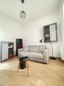 uma sala de estar branca com um sofá e uma mesa em Soluzione indipendente in centro em Frosinone