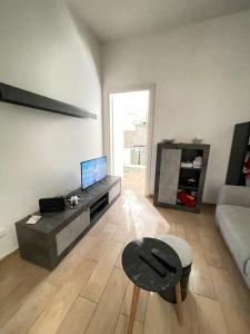 uma sala de estar com um sofá e uma mesa em Soluzione indipendente in centro em Frosinone