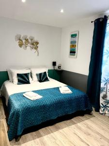 - une chambre avec un lit et une couverture bleue dans l'établissement A Santa Trinita, à Bonifacio