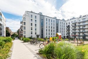 una fila de bicicletas estacionadas frente a un edificio en Angielska Grobla Old Town by Q4Apartments, en Gdansk