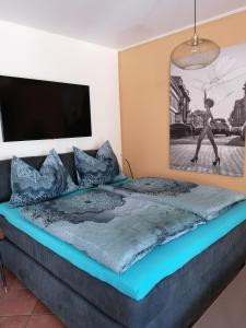 Postel nebo postele na pokoji v ubytování Ferienwohnung Schuhmann Therme Aquapulco Ikuna Erlebnispark Zoo Schmiding 20 min mit Auto entfernt mit Wintergarten und Garten ab 3 Nächte buchbar