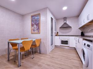 Kuchyňa alebo kuchynka v ubytovaní Classbedroom Park Güell Apartment