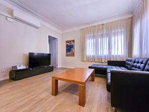 Televízia a/alebo spoločenská miestnosť v ubytovaní Classbedroom Park Güell Apartment
