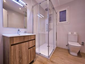 y baño con ducha, lavabo y aseo. en Classbedroom Park Güell Apartment, en Barcelona