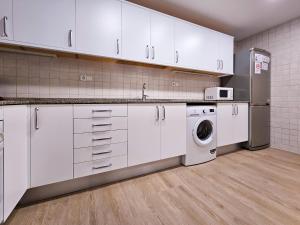 Kuchyňa alebo kuchynka v ubytovaní Classbedroom Park Güell Apartment