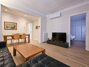 Classbedroom Park Güell Apartment في برشلونة: غرفة معيشة مع أريكة وطاولة