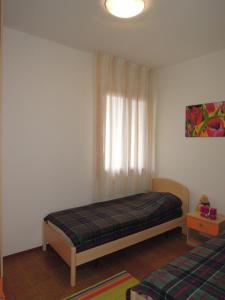 A bed or beds in a room at Villa with garden and barbeque 250m from the sea