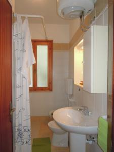 A bathroom at Villa with garden and barbeque 250m from the sea