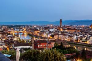 uma vista da cidade à noite em Hotel Nella em Florença
