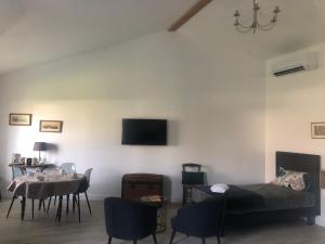 sala de estar con sofá y mesa en Chambre d'Hôtes Les Bacquerins en Sainte-Hélène