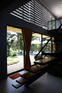 Sóc SơnにあるSausau Garden, a pefect retreat for relaxing, close to Noi Bai airportの大きな窓、ベッドが備わる客室です。