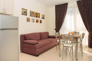 A seating area at Cascadas Holiday Apartments