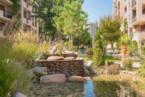 A garden outside Cascadas Holiday Apartments