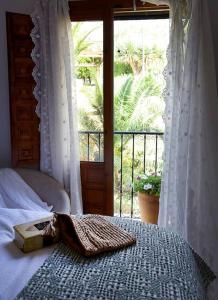 1 dormitorio con cama con libro y ventana en La Campana de Finestrat, en Finestrat