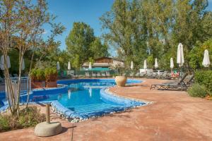 The swimming pool at or close to Cascadas Holiday Apartments