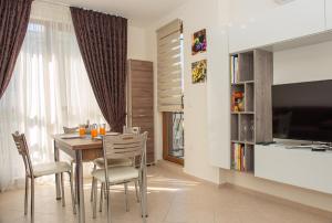 A television and/or entertainment centre at Cascadas Holiday Apartments