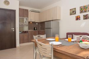 A kitchen or kitchenette at Cascadas Holiday Apartments