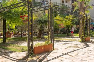 A garden outside Cascadas Holiday Apartments