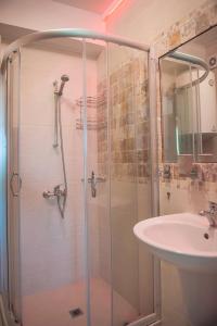 A bathroom at Cascadas Holiday Apartments