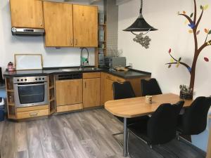 Kuchyň nebo kuchyňský kout v ubytování Ferienwohnung Saarleuchtturm