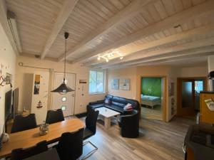 a living room with a couch and a table at Ferienwohnung Saarleuchtturm in Ayl