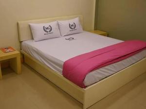 Makkasan的住宿－Miracle Gallery Hotel，一张带两个枕头和粉红色毯子的床
