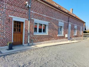 a brick building with a brown door and windows at Ma dolce Mimi 