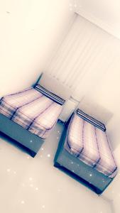 two bunk beds in a room with a ceiling at شقه فاخره بأحد أجمل وأرقى أحياء إسطنبول in Istanbul