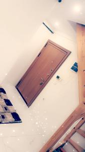 a ceiling with a door in a room at شقه فاخره بأحد أجمل وأرقى أحياء إسطنبول in Istanbul