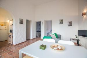 uma sala de estar com um sofá branco e uma mesa em BOLONIA HOUSE em Tarifa