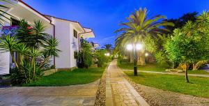 Ein Garten an der Unterkunft Hotel Pilalidis