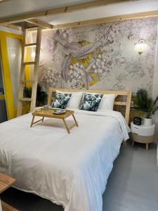 Un dormitorio con una cama con una mesa. en OIKIASTUDIOS2 en Patras