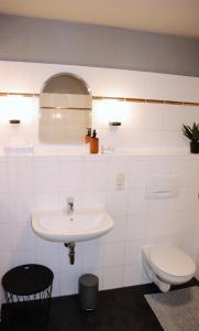 ein Bad mit einem Waschbecken und einem WC in der Unterkunft Studio - ONE / Netflix Balkon Wifi in Chemnitz