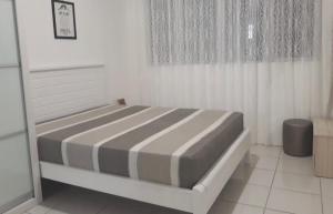 een slaapkamer met een bed in een kamer met een raam bij Khayla’s Residence in Papar