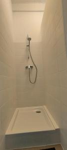 La salle de bains est pourvue d'une baignoire et d'une douche. dans l'établissement Loft 46 - Long And Shortstay, à Berlin
