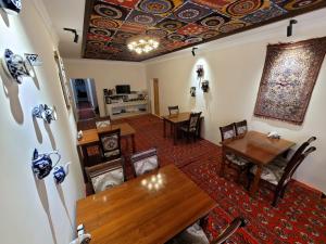 ヒヴァにあるイスラム ホジャの天井のあるリビングルーム(テーブル、椅子付)