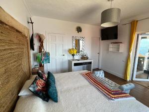 Posteľ alebo postele v izbe v ubytovaní Tenerife Sur Habitación de Lujo