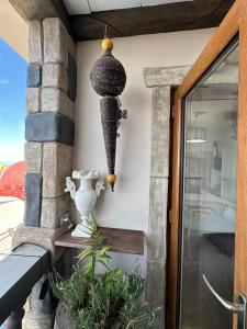 una lámpara colgada en un lateral de un edificio en Tenerife Sur Habitación de Lujo, en Adeje