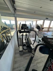 Posilňovňa alebo fitness centrum v ubytovaní Tenerife Sur Habitación de Lujo