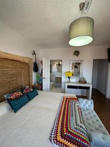 Un dormitorio con una cama grande con una alfombra. en Tenerife Sur Habitación de Lujo, en Adeje