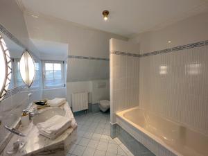 ザンクト・ペーター・オルディングにあるAhndole-Hollkenのバスルーム(バスタブ、洗面台、トイレ付)