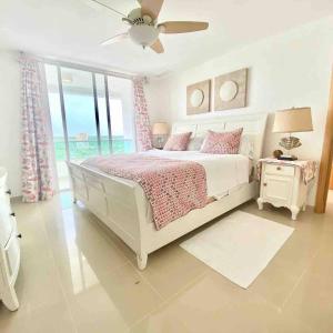 Un dormitorio blanco con una cama y una ventana. en 3 Bedrooms At Marbella Beachfront Juan Dolio no820, en Juan Dolio